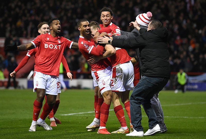 Para pemain Nottingham Forest saat merayakan gol tunggal yang dicetak oleh Lewis Grabban ke gawang Arselan dalam babak ketiga Piala FA di Stadion City Ground, Nottingham, Senin (10/01/2022) dini hari WIB.